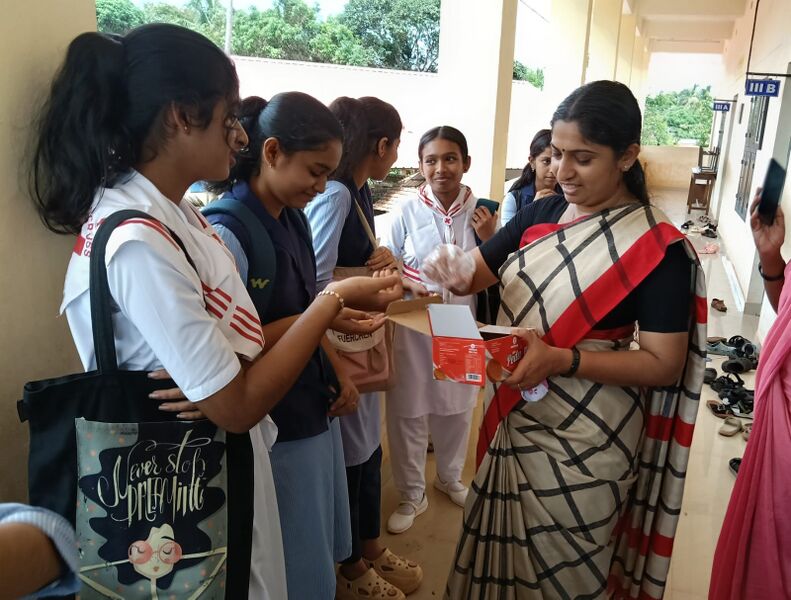 പ്രമാണം:12011 ghsspakkam sweetdistribution.jpg