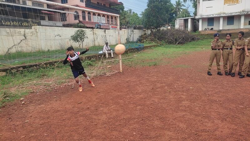 പ്രമാണം:39005-KLMKICK.jpg