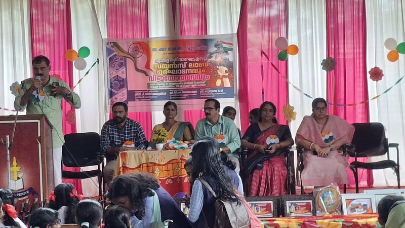 പ്രമാണം:12009 scncelab3.jpg