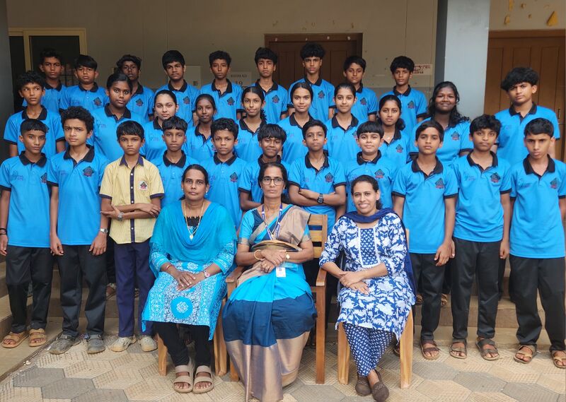 പ്രമാണം:13034 lk students.jpg