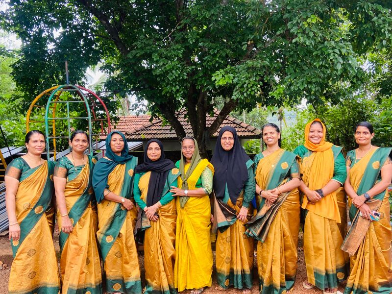 പ്രമാണം:18328 teachers.jpg