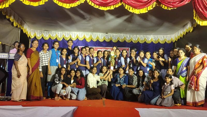 പ്രമാണം:22076 kalolsavam.jpeg