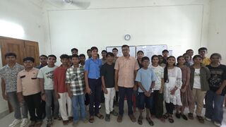 ജില്ലാതല ഐടി ക്വിസ് മത്സരത്തിൽ രണ്ടാം സ്ഥാനം ലഭിച്ച ജോസ്കുട്ടി ക്രിസ് (വലത്) മത്സരാർത്ഥികൾക്കൊപ്പം