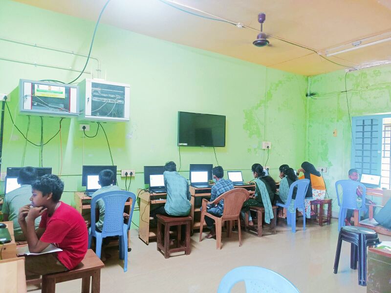 പ്രമാണം:42023 HIGHTECH COMPUTER LAB.jpg