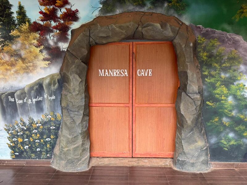 പ്രമാണം:Mini Hall Manresa Hall SMS.jpg