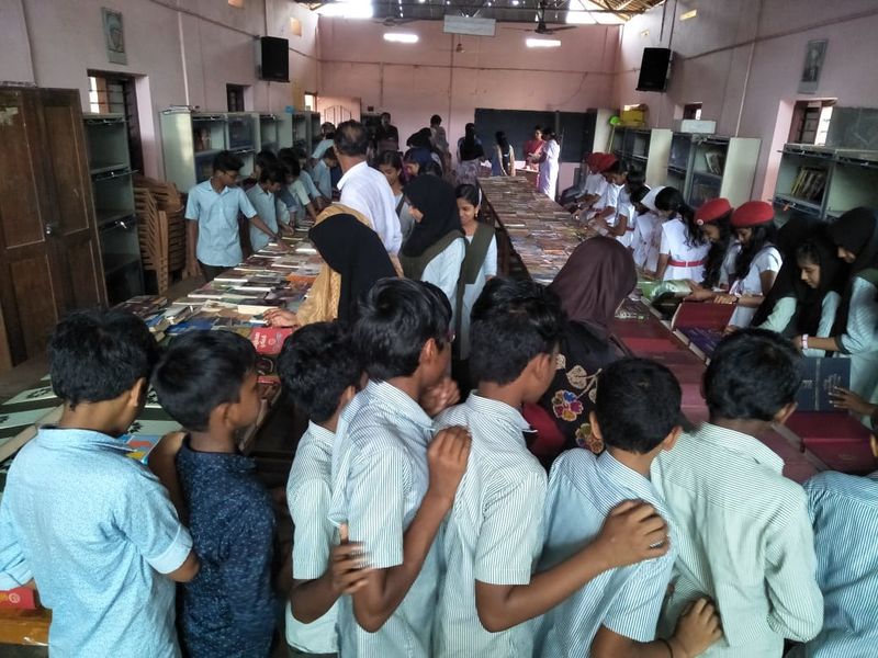 പ്രമാണം:പുസ്തകപ്രദർശനം.jpeg