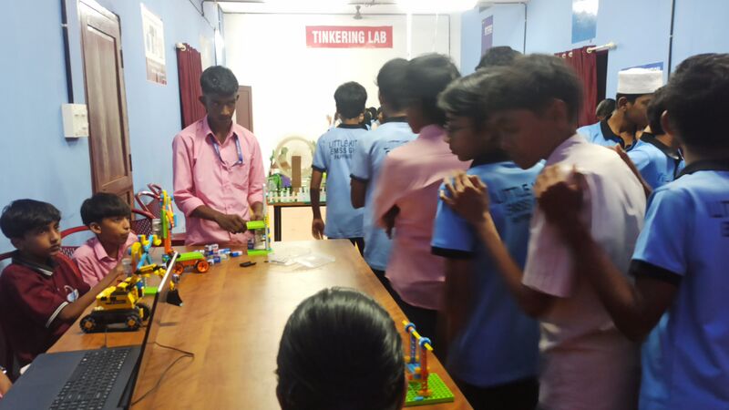 പ്രമാണം:13075 TINKERING LAB VISIT.jpg