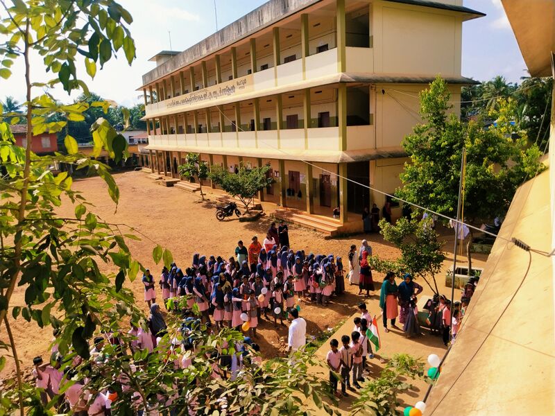 പ്രമാണം:19862-hitech-class 2.jpg