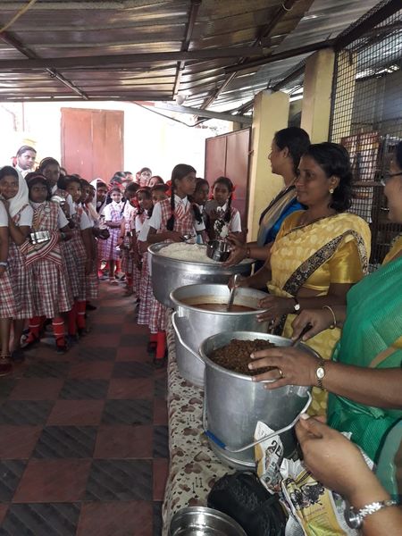 പ്രമാണം:41068 noon meal2.jpg