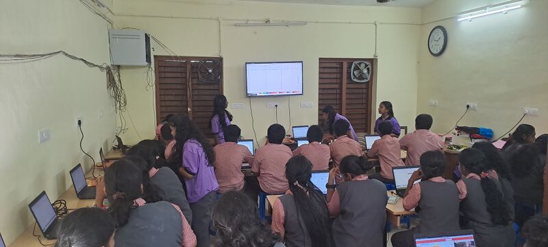 പ്രമാണം:44055 std 9 class.jpg