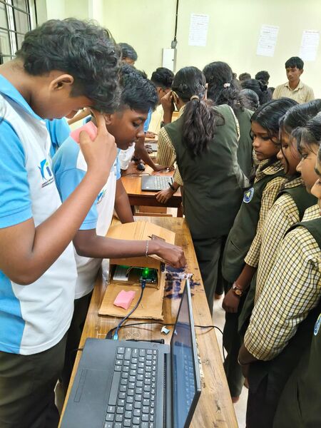 പ്രമാണം:LK ROBO1.jpeg