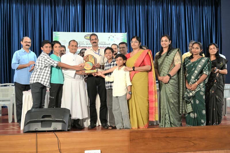 പ്രമാണം:Mikav 4.jpg