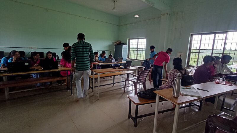 പ്രമാണം:11074-school-helpdesk-2.jpg