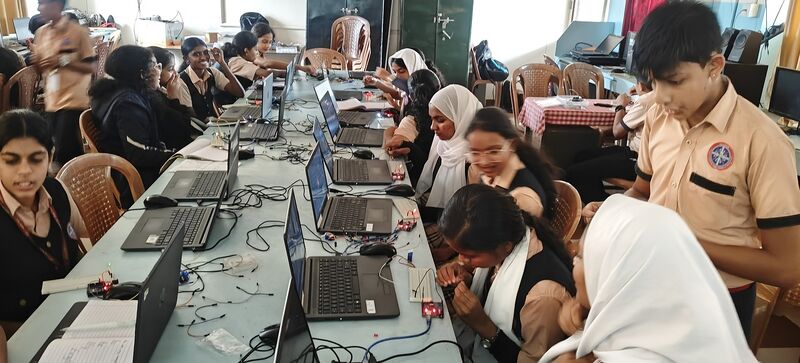 പ്രമാണം:15051 ROBOTIC TRAINING -SSLC 2.jpg