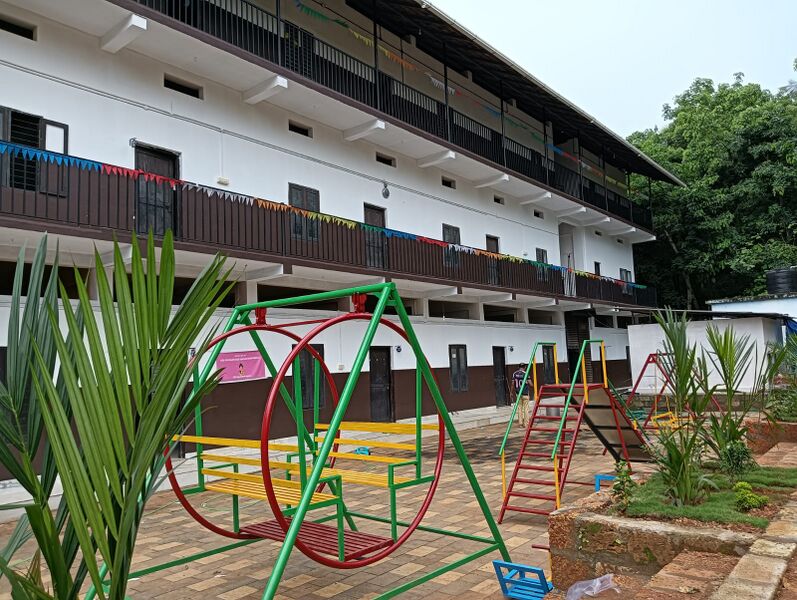 പ്രമാണം:18629 my school2.jpg