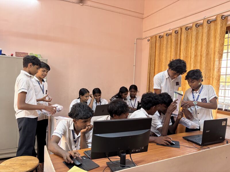 പ്രമാണം:23066-freedom fest-robotics-2.jpg