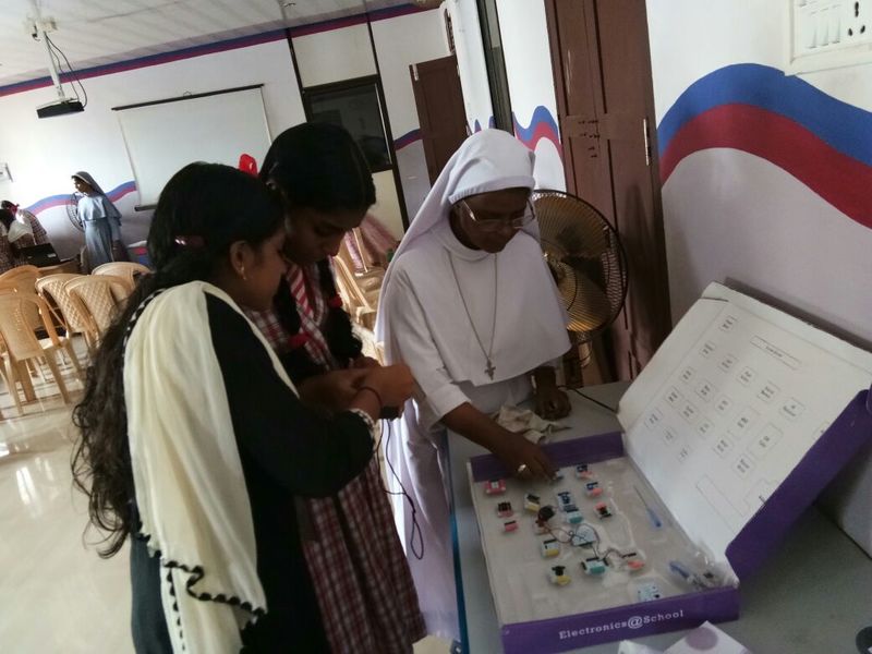 പ്രമാണം:41068kuttykoottam training1.jpg