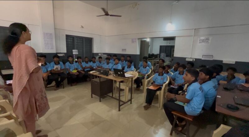 പ്രമാണം:CLASS LK.jpg