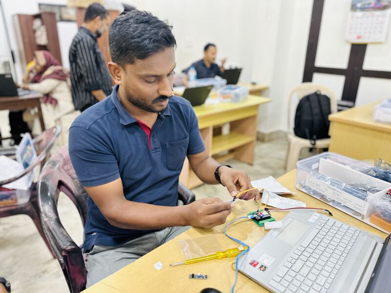 പ്രമാണം:Drcmlp-feb24-adv rob kit-4.jpg