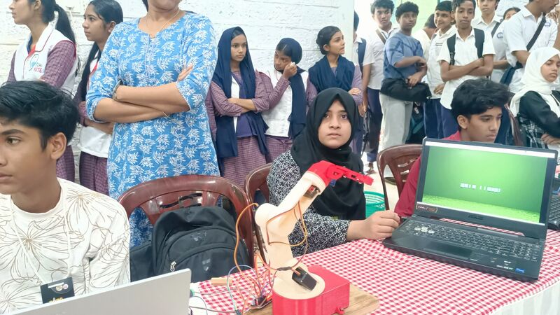 പ്രമാണം:Drcmlp-lk-mik 19.jpg