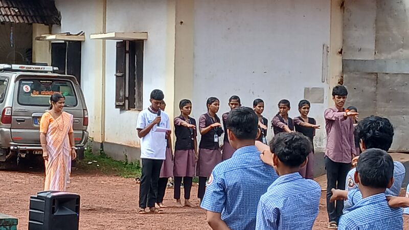 പ്രമാണം:School assembly freedom fest pledge.jpg