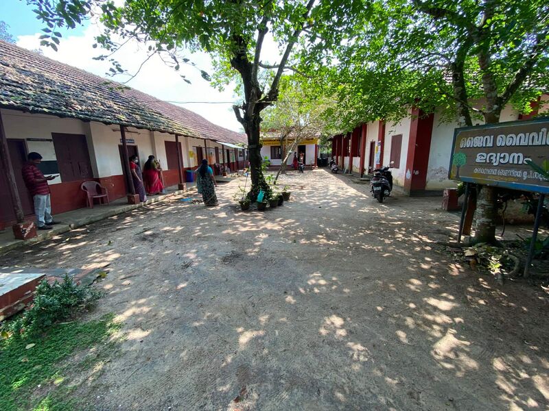 പ്രമാണം:School photo 35440.jpg