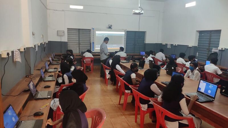 പ്രമാണം:16057 hitech lab.jpg