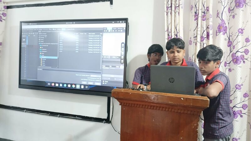 പ്രമാണം:21060 khssinteractive board1.jpg