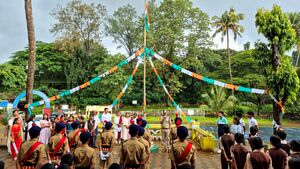 വിദ്യാർത്ഥികൾക്ക് സ്വാതന്ത്ര്യദിന സന്ദേശം നൽകുന്നു.