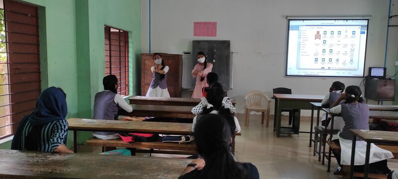 പ്രമാണം:41069 pravesanolsavam4.jpg