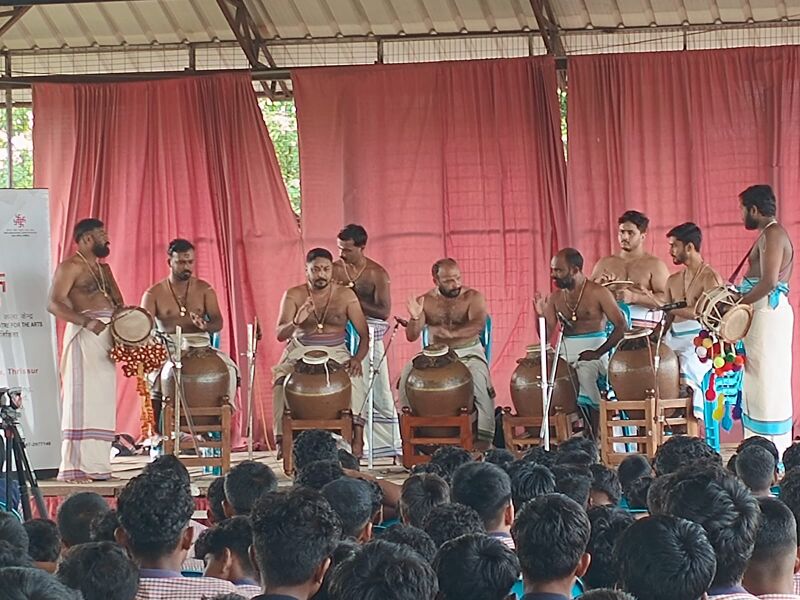 പ്രമാണം:MIZHAVU MELAM.jpg