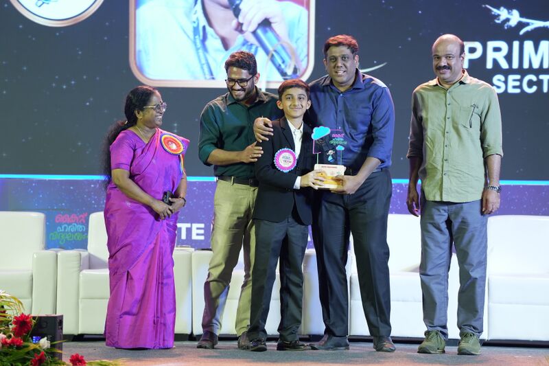 പ്രമാണം:Numan 2-hv4-bestPerformer-.jpg