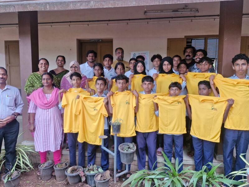 പ്രമാണം:11024 lk uniform.jpeg