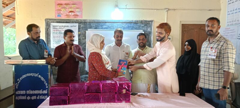 പ്രമാണം:16628 library books kimattam.jpg