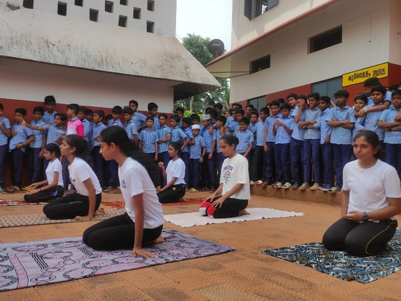 പ്രമാണം:18031 yoga day.jpeg