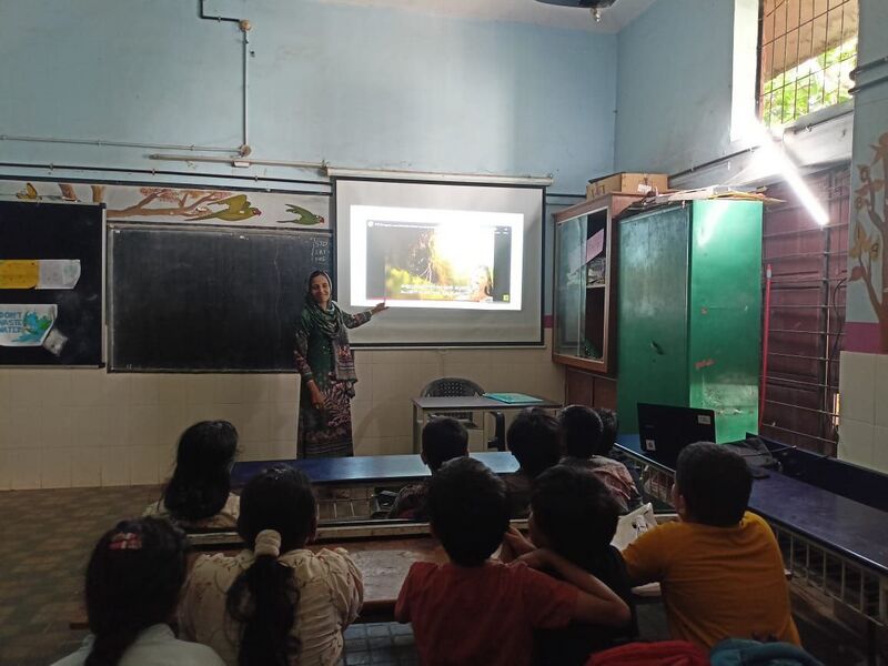 പ്രമാണം:19512hightech photos1.jpg