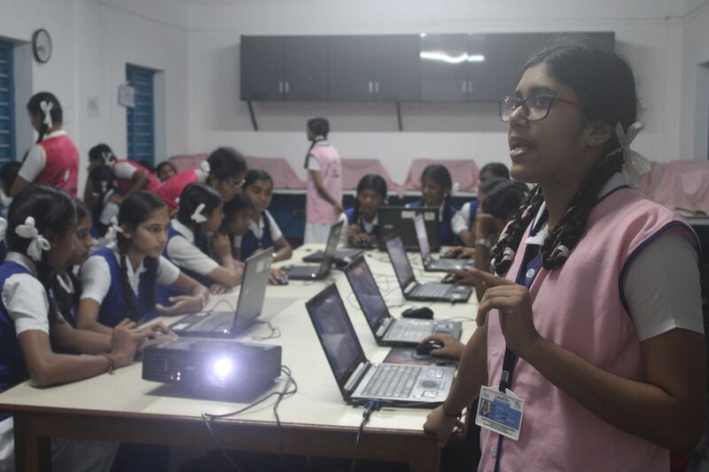 പ്രമാണം:21001 lk taking class.JPG