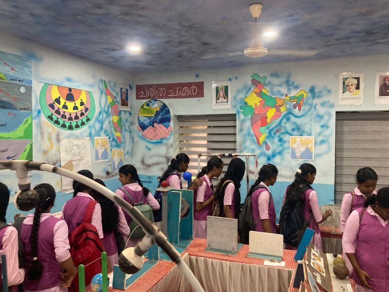 പ്രമാണം:23048 LK25 fieldtrip 2.jpg