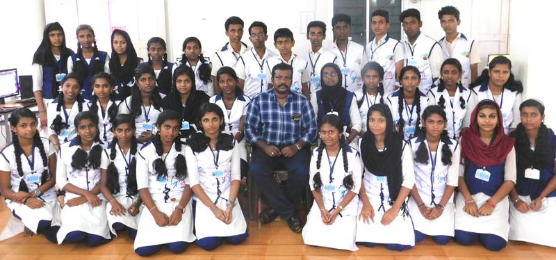 പ്രമാണം:41059 lkgroupphoto.jpg