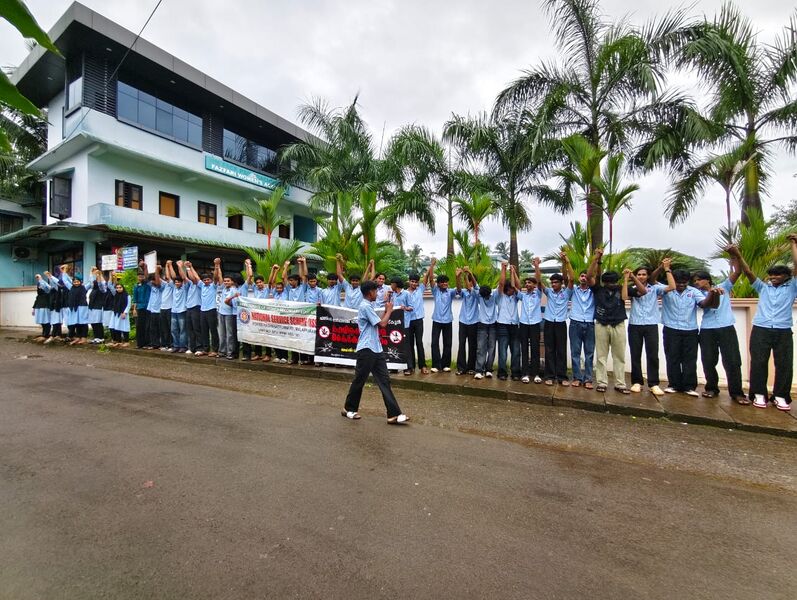 പ്രമാണം:18103 lahari25-26.jpg