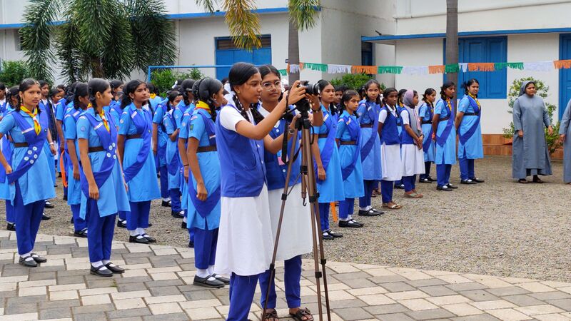 പ്രമാണം:21001- camera team.jpg