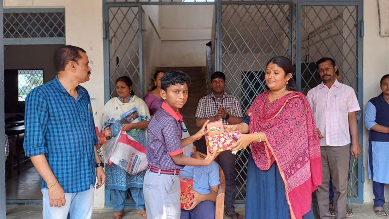 പ്രമാണം:21060 bhinnaseshidinam3.jpg