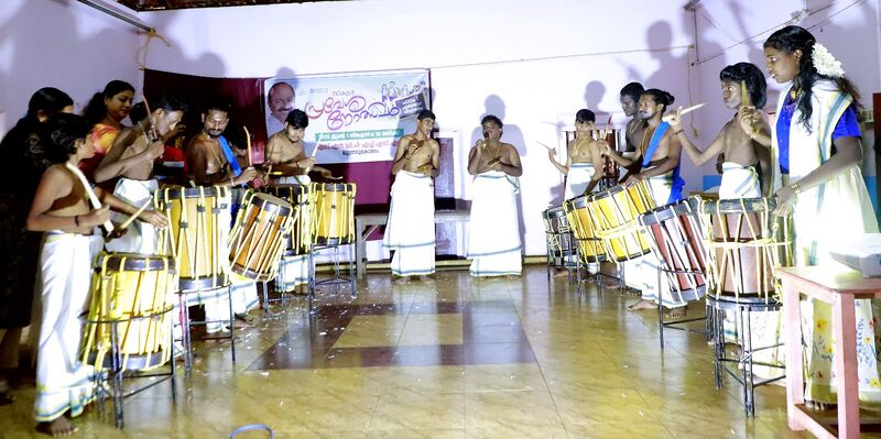 പ്രമാണം:38015-chendamelam-26-3.jpg