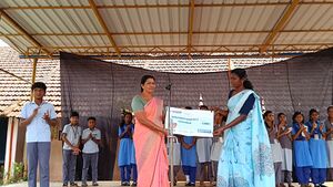 11451-kgd-haritha jothi -cash award.resized.jpg
