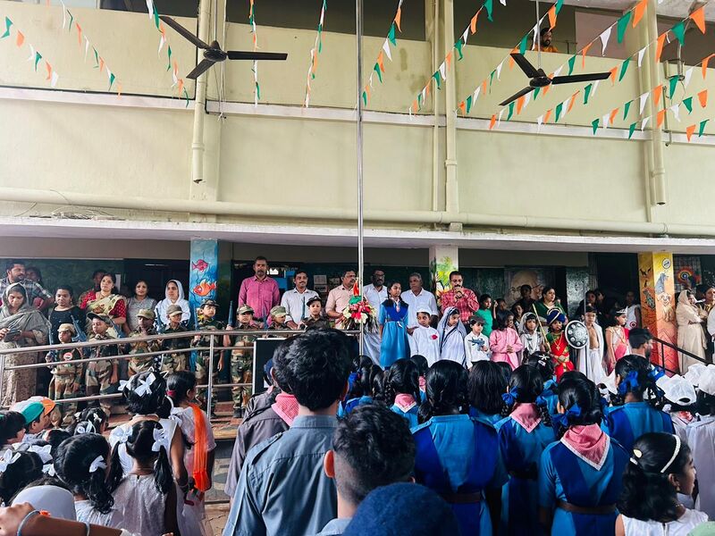 പ്രമാണം:13379-flag off.jpeg