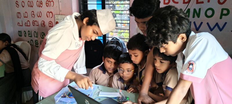 പ്രമാണം:18032-CODE KIDS3.jpg