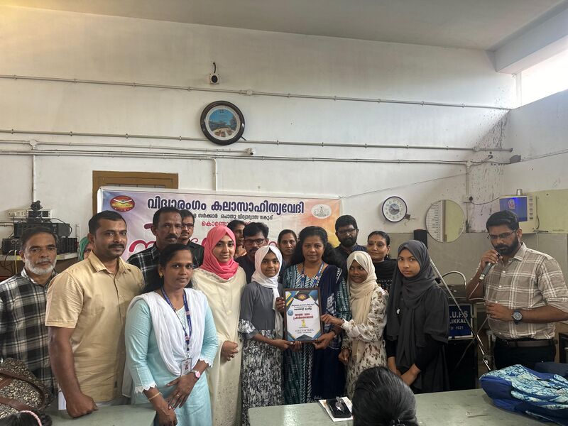 പ്രമാണം:18364 vayanavram report award.jpg