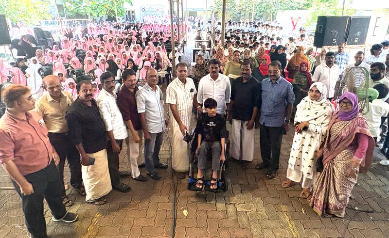 പ്രമാണം:19009-ELECTRIC WHEEL CHAIRTO SALMANUL FARIS.jpg