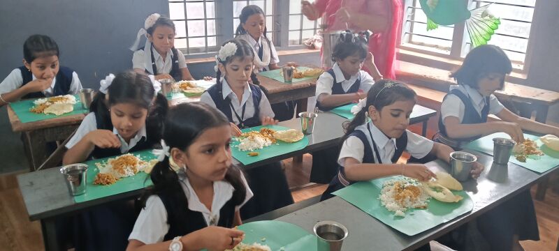 പ്രമാണം:22267 Noonmeal.jpg