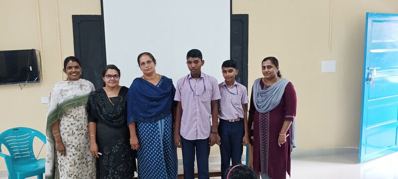 പ്രമാണം:28031-social science quiz winners.jpg